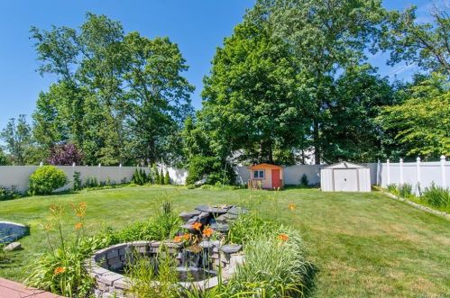 577 Centre Ave, North Lindenhurst NY  11757-3114 exterior