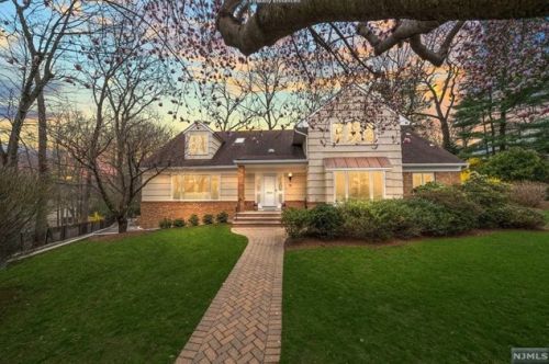 16 Patricia Ct, Ridgewood, NJ 07450-1207