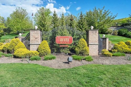 804 Saratoga Ln, Fishkill NY 12524-4946 exterior