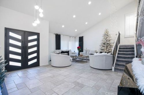 27067 Alabastro Dr, Santa Clarita CA  91354-2215 exterior