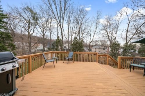 16 Dodd Ter, Verona NJ  07044-1718 exterior