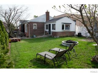 2305 Woodhull Ave, Bronx, NY 10469-6318
