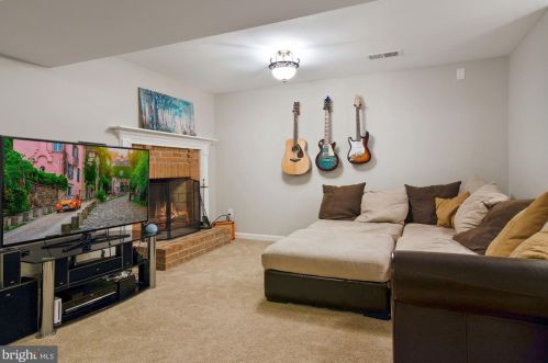 9514 Wallingford Dr, Springfield VA 22015-1738 exterior