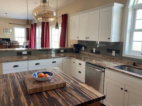 8 Summit Dr, Marlborough NY  12542-6408 exterior