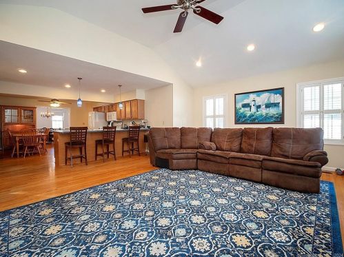 40 Sugar Hill Rd, North Haven CT  06473-4013 exterior