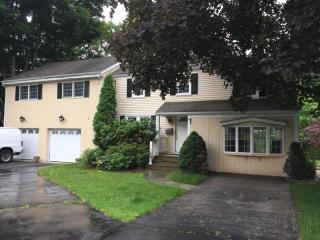 82 Gaymoor Dr, Stamford, CT 06907-1329