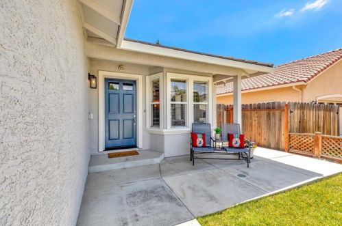 870 Valley Oak Dr, Hollister, CA 95023-9155