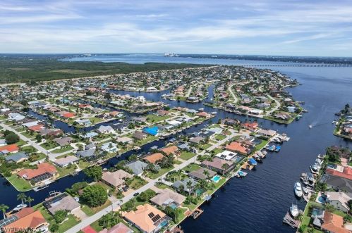 2033 28th St, Cape Coral, FL 33904-3284