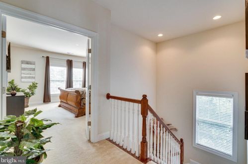 6857 Hartzell Hill Ln, Haymarket VA  20169-4944 exterior