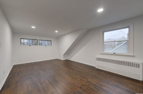 104 Woodoak Dr, Westbury NY  11590-1033 exterior