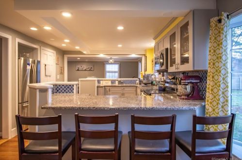 20 Taylor St, Windsor CT  06095-2434 exterior