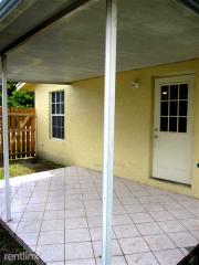 7781 42nd St, Hollywood FL  33024-8409 exterior