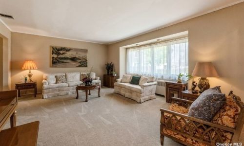 25 Reed Ln, Westbury, NY 11590-1923