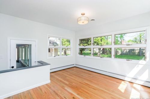 11 Bristol Rd, Windsor Locks CT  06096-2009 exterior