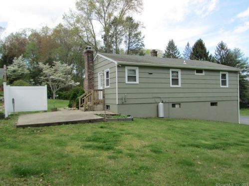 28 Pollys Ln, Uncasville, CT 06382-1426