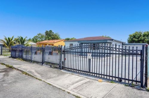 912 32nd St, Hialeah FL  33012-5040 exterior