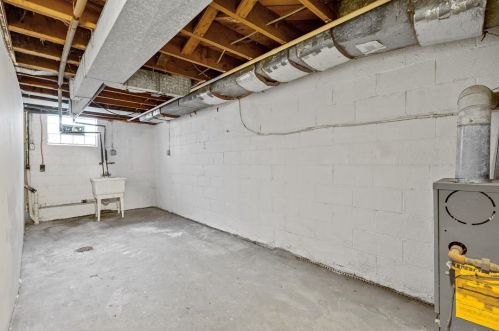 2051 Fairlawn St, Pittsburgh PA 15221-1505 exterior