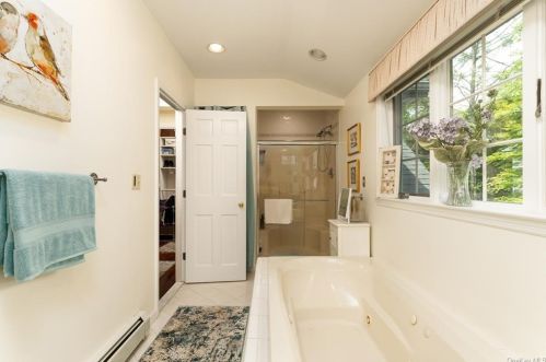 10 Osage Dr, Crotonville NY  10562-3815 exterior