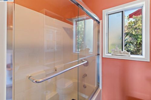 7950 Hillmont Dr, Oakland CA  94605-3521 exterior