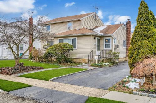 799 Pleasant Ave, Westbury, NY 11590-6409