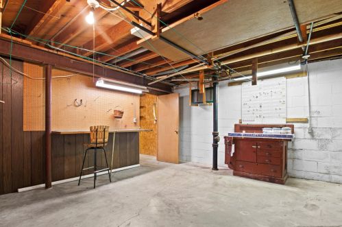 5830 Lakeview Dr, Greendale WI 53129-1937 exterior