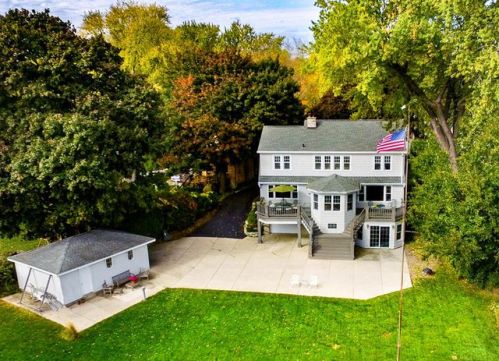 247 Woodland Ln, Oconomowoc, WI 53066-2732