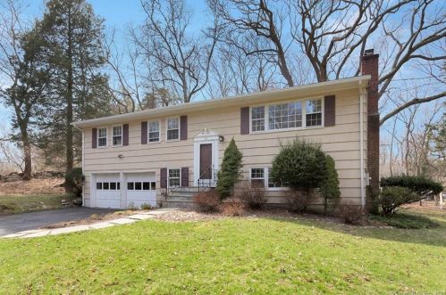 95 Hemlock Dr, Stamford, CT 06902-1808