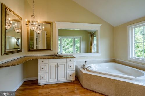 1042 Charter Oaks Dr, Lansdale PA exterior