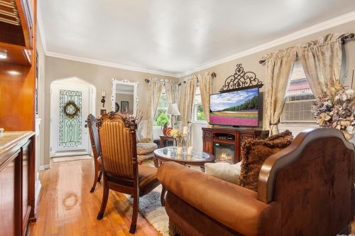 9523 226th St, Floral Park, NY 11001-3805