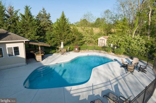 2975 Burton Dr, Gilbertsville PA  19525-9694 exterior