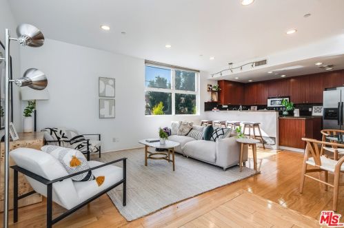 4852 Coldwater Canyon Ave, Van Nuys, CA 91423-2219