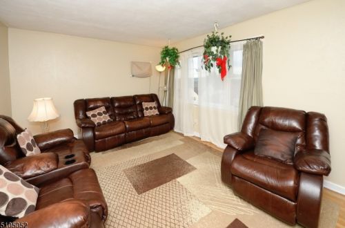 84 Grandview Dr, West Paterson, NJ 07424-2710