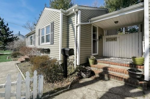 85 Olive St, Huntington Station, NY 11746-1005