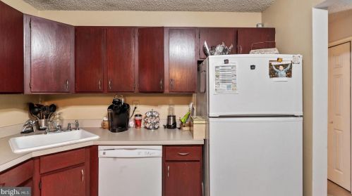 16 Willow Ct, Trenton NJ  08619-4626 exterior