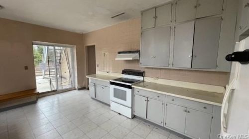 39 Penny Ln, Scarsdale NY  10583-3209 exterior