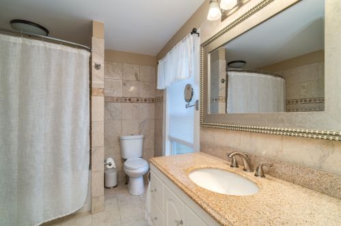 2 Emery Ln, Stratham NH  03885-2309 exterior