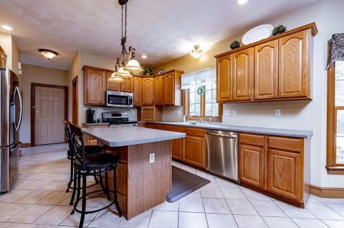 24 Waterford Dr, Montgomery, MA 01085-3777