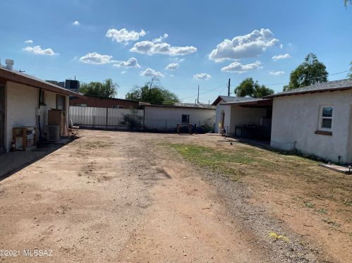 135 Blacklidge Dr, Tucson AZ 85705-3829 exterior