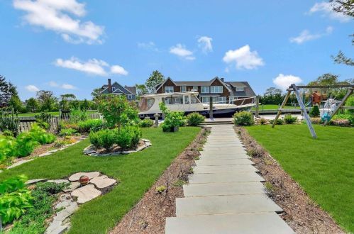 624 Tower Mews, Oakdale NY  11769-2449 exterior