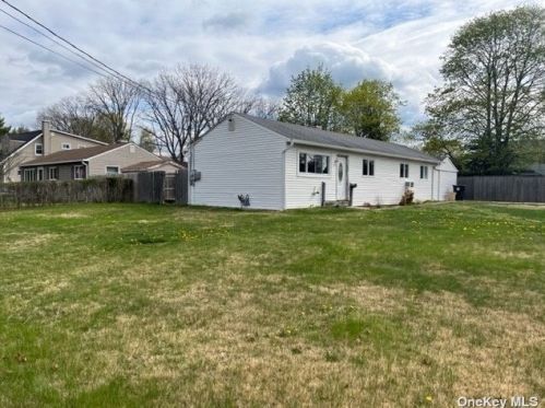 581 Bellmore St, West Islip, NY 11795-1506
