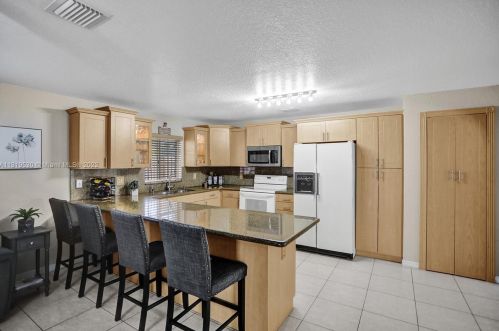 7215 15th Ave, Hialeah FL  33014-3805 exterior