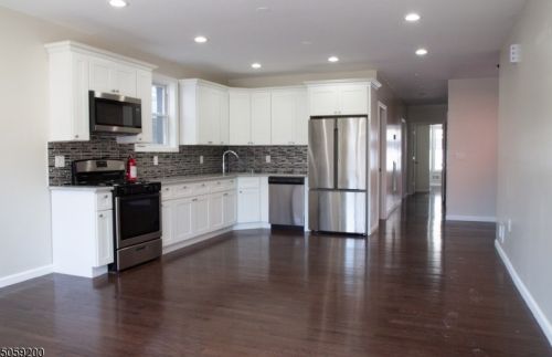 303 9th Ave, Roselle, NJ 07203-2103