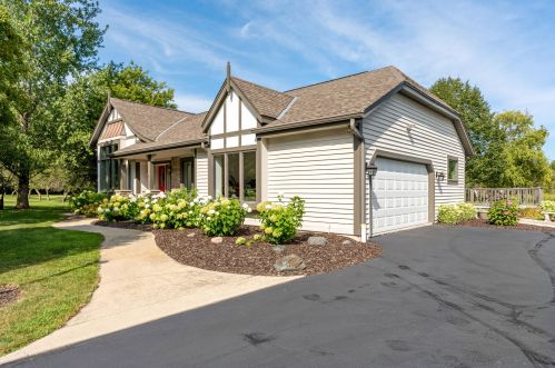 272 Huntington Dr, Cedarburg, WI 53012-9552