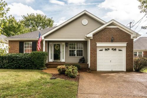 106 Oak Leaf Dr, Hendersonville, TN 37075-2572