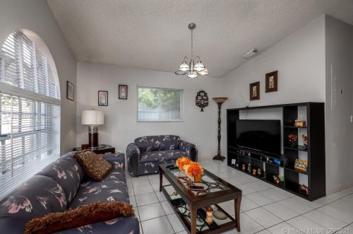 3153 70th Ter, Hialeah, FL 33018-5272