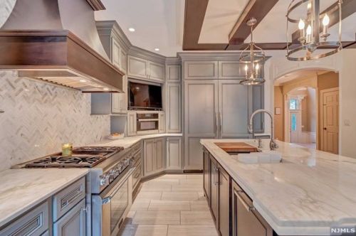 47 Hunters Run, Oakland NJ  07436-2346 exterior