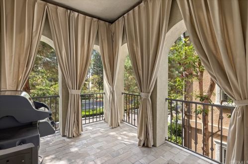 29 Via Amanti, Newport Beach CA  92657-1126 exterior