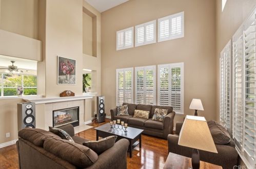 490 Tree Hollow Ct, Simi Valley CA  93065-7311 exterior