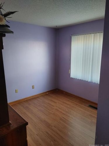 130 Elvree St, Manchester CT 06042-8240 exterior