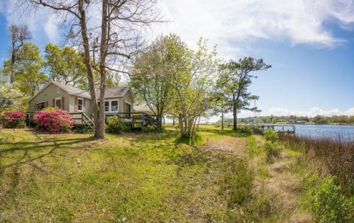225 Gales Shore Cir, Newport, NC 28570-5005